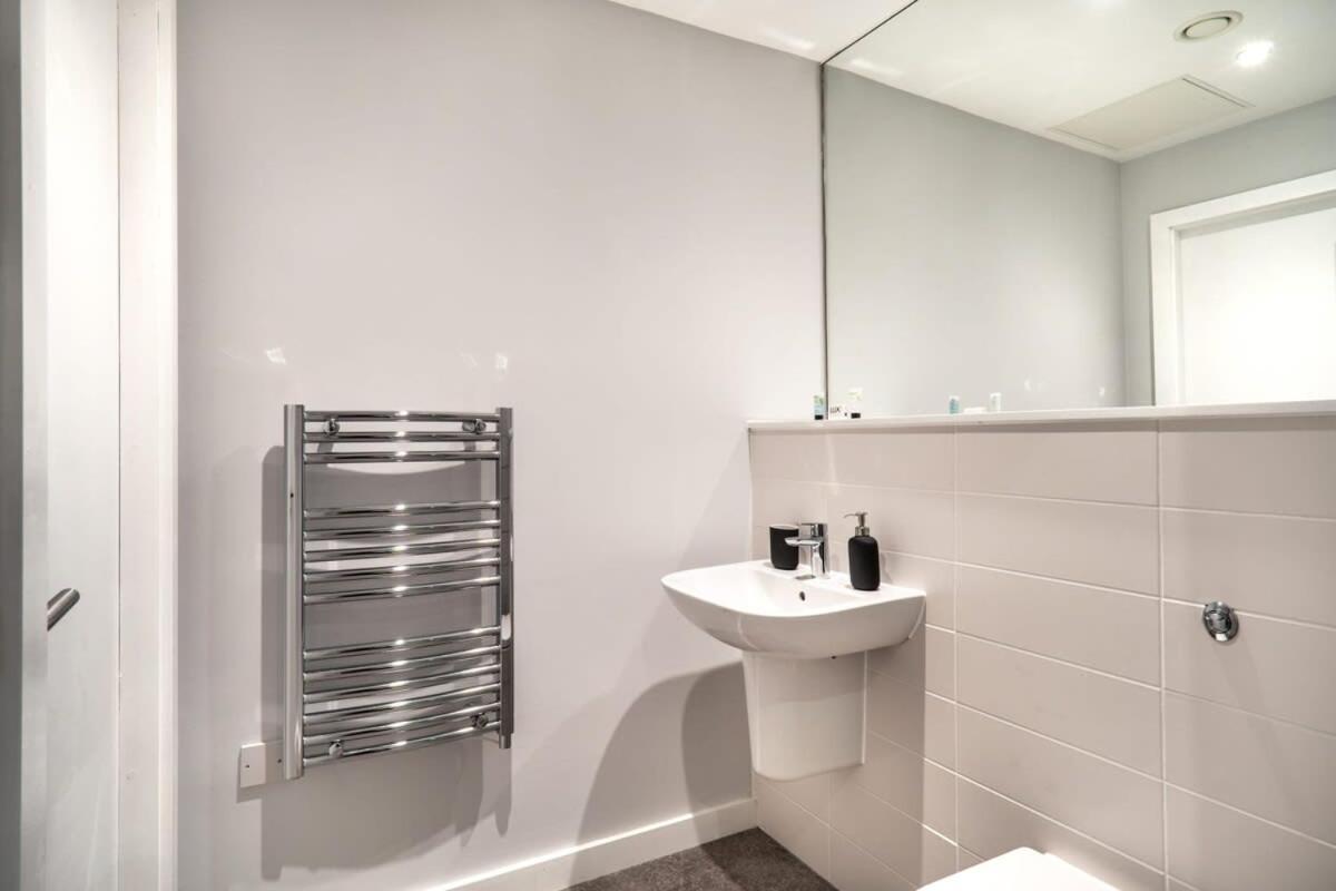 Modern & Spacious 2 Bed Apartment In Waterloo Liverpool Buitenkant foto